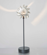 designov  kovov stoln lampa SOLE stbrn
