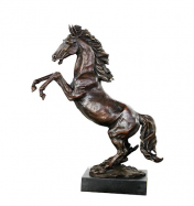 bronzov� socha na mramorov�m podstavci Vzp�naj�c� se k�� 19 - pohled 1 - www.glancshop.cz