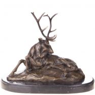 bronzov� socha le��c�ho jelena na mramorov�m podstavci 49 - pohled 1 - www.glancshop.cz