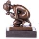 bronzov� socha na mramorov�m podstavci pij�c� �ena 81 - pohled 1 - www.glancshop.cz