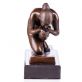bronzov� socha na mramorov�m podstavci pij�c� �ena 81 - pohled 2 - www.glancshop.cz