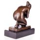 bronzov� socha na mramorov�m podstavci pij�c� �ena 81 - pohled 3 - www.glancshop.cz