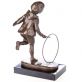 bronzov socha na mramorovm podstavci Chlapec s kruhem 102 - pohled 3 - www.glancshop.cz