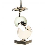 modern� socha z nerez oceli na mramorov�m podstavci 2