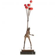 bronzov� socha Flying Balloon Girl na mramorov�m podstavci 