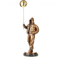 bronzov� socha Golden Balloon Boy na mramorov�m podstavci 