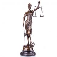 bronzov� socha Justitia na mramorov�m podstavci 177